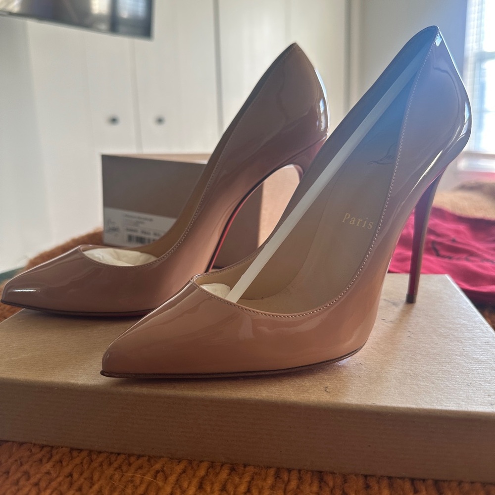 So Kate Patent Pointed-Toe Red Sole Pump